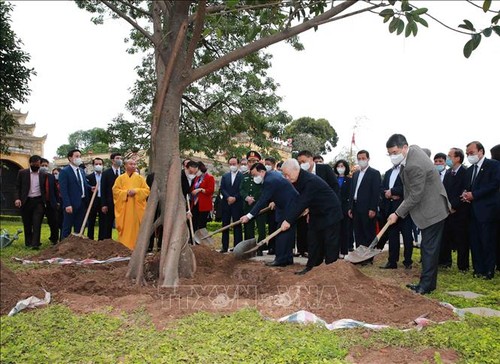 越共中央总书记、国家主席阮富仲在升龙皇城植树留念 - ảnh 1