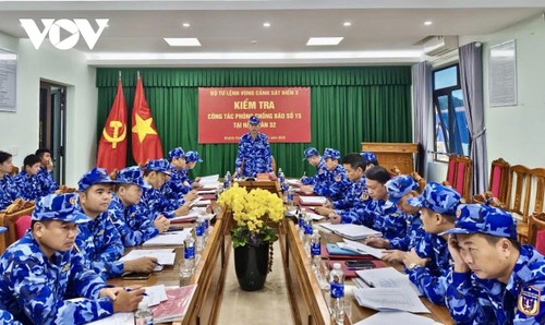 베트남 해양경찰 제3 지역, 15호 태풍 ‘고토’ 대응 위해 약 1천명의 장병 동원 - ảnh 1
