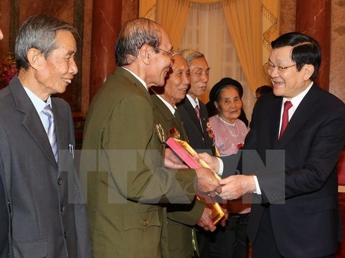 ประธานประเทศ เจืองเติ๊นซาง ให้การต้อนรับคณะผู้ที่บำเพ็ญประโยชน์ต่อชาติบ้านเมืองของจังหวัดห่านาม - ảnh 1