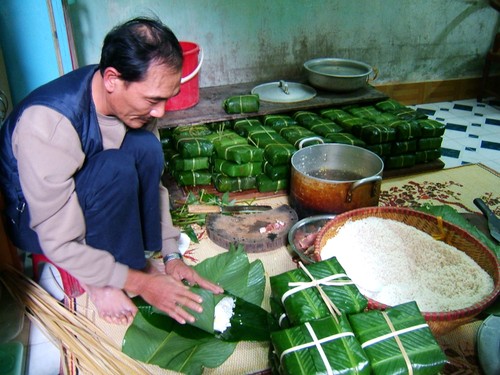 วิธีการทำ “bánh chưng” หรือ "ขนมข้าวต้มมัดใหญ่เวียดนาม"  - ảnh 1