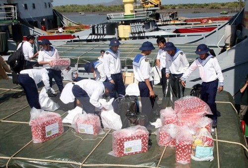 ประธานประเทศมอบของขวัญตรุษเต๊ดให้แก่เจ้าหน้าที่ทหารและประชาชนอำเภอเกาะเจื่องซา - ảnh 1