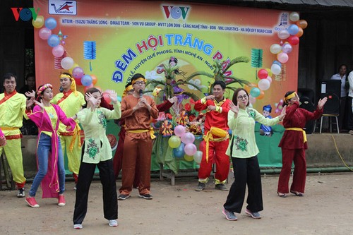 เยาวชนสถานีวิทยุเวียดนามนำ "เทศกาลไหว้พระจันทร์แห่งความรัก" แก่เด็กๆ ชาวเขา - ảnh 15