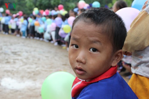 เยาวชนสถานีวิทยุเวียดนามนำ "เทศกาลไหว้พระจันทร์แห่งความรัก" แก่เด็กๆ ชาวเขา - ảnh 16