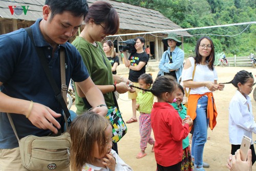 เยาวชนสถานีวิทยุเวียดนามนำ "เทศกาลไหว้พระจันทร์แห่งความรัก" แก่เด็กๆ ชาวเขา - ảnh 2