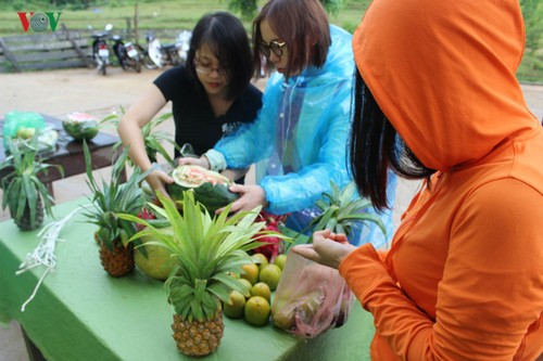 เยาวชนสถานีวิทยุเวียดนามนำ "เทศกาลไหว้พระจันทร์แห่งความรัก" แก่เด็กๆ ชาวเขา - ảnh 4