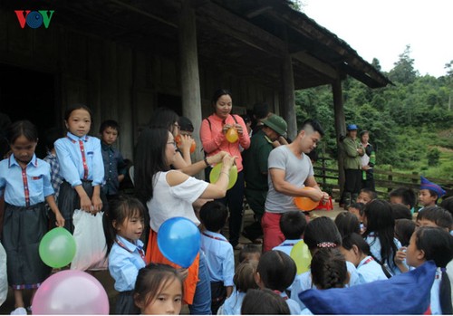 เยาวชนสถานีวิทยุเวียดนามนำ "เทศกาลไหว้พระจันทร์แห่งความรัก" แก่เด็กๆ ชาวเขา - ảnh 6