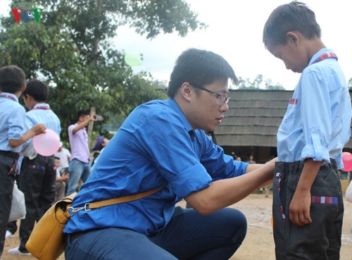 เยาวชนสถานีวิทยุเวียดนามนำ "เทศกาลไหว้พระจันทร์แห่งความรัก" แก่เด็กๆ ชาวเขา - ảnh 8