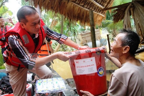 ชาวเวียดนามในต่างประเทศมุ่งใจสู่ปิตุภูมิเพื่อผู้ประสบอุทกภัยในภาคกลาง  - ảnh 1