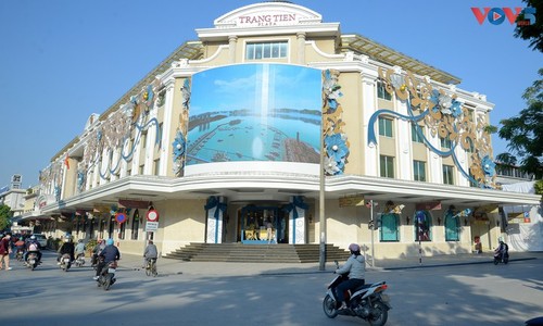 Оживленная рождественская атмосфера на ханойских улицах - ảnh 1