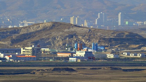 Two Koreas agree to reopen Kaesong industrial complex  - ảnh 1