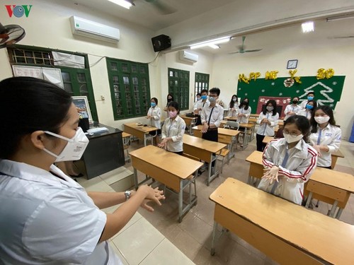 Hanoi students back to school after COVID-19 break - ảnh 12