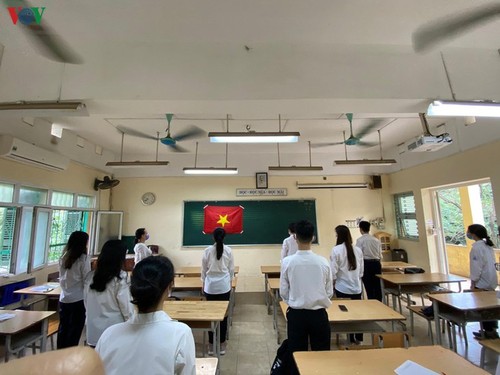 Hanoi students back to school after COVID-19 break - ảnh 13