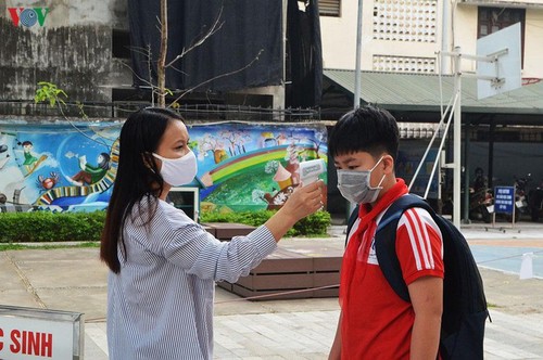 Hanoi students back to school after COVID-19 break - ảnh 16