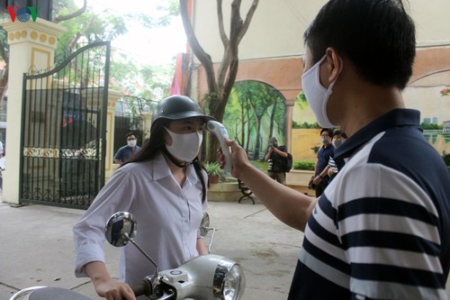 Hanoi students back to school after COVID-19 break - ảnh 3