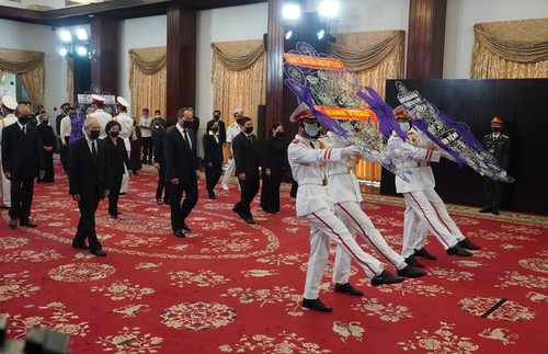 Delegations pay homage to former Party leader Le Kha Phieu - ảnh 10