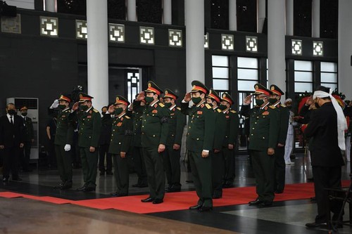 Delegations pay homage to former Party leader Le Kha Phieu - ảnh 14