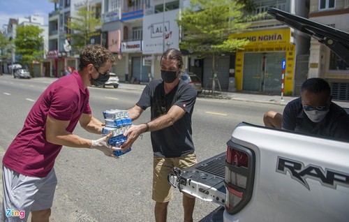 Foreigners unite with Da Nang in COVID-19 fight - ảnh 9