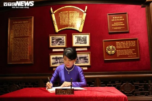 Wife of Japanese PM enjoys visit to Temple of Literature - ảnh 10