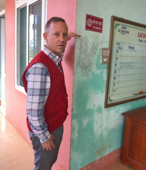 British Ambassador presents gifts to flood victims in Quang Binh - ảnh 2