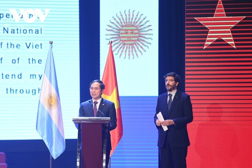 “Vietnam performs Argentina” guitar concert excites crowds in Hanoi - ảnh 8