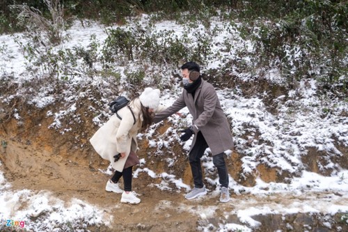 Tourists rush to northern commune to snap photos with snow - ảnh 8