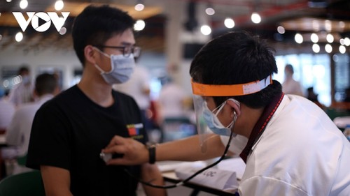 Thousands of HCM City workers get COVID-19 vaccine shot - ảnh 5