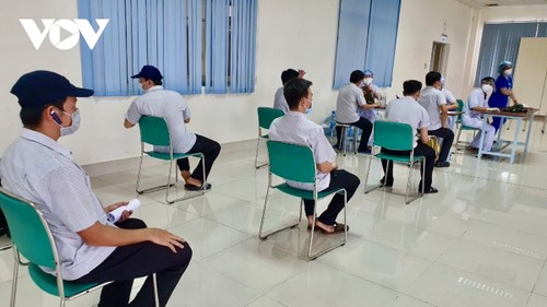 Thousands of HCM City workers get COVID-19 vaccine shot - ảnh 7