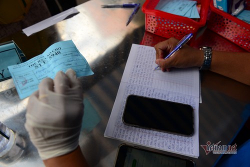 Market in HCM City issues coupons to locals amid COVID-19 fight - ảnh 6