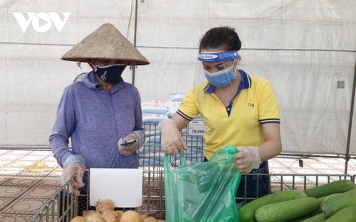 “Siêu thị mini 0 đồng” đầu tiên ở Hà Nội bán hàng miễn phí cho người khó khăn do COVID-19 - ảnh 11