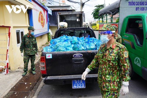 Bộ đội rong ruổi khắp các ngõ hẻm đưa lương thực, thực phẩm đến với người dân - ảnh 2