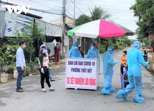 Xe đẩy “tự chế” đến từng hẻm nhỏ lấy mẫu xét nghiệm COVID-19 tại Cần Thơ - ảnh 12