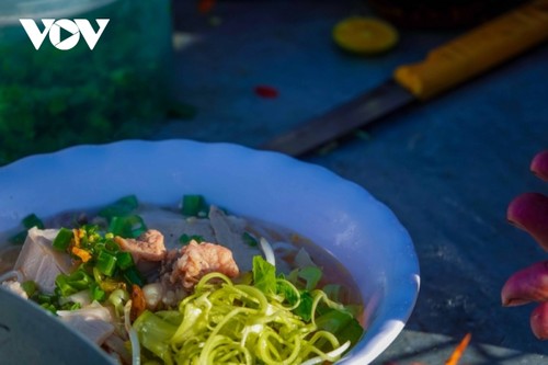 Can Tho floating market busy again during new normal period - ảnh 6