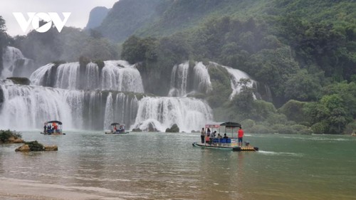 Lung linh thác Bản Giốc mùa lễ hội - ảnh 7