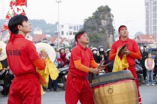 Hàng trăm người dân nô nức xem múa lân Đại hội Thể thao toàn quốc lần thứ IX - ảnh 14