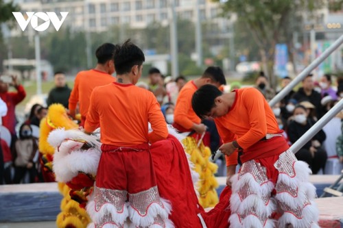 Hàng trăm người dân nô nức xem múa lân Đại hội Thể thao toàn quốc lần thứ IX - ảnh 7