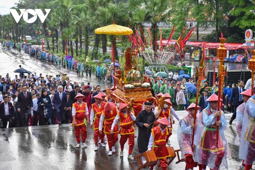 Chủ tịch nước Võ Văn Thưởng dẫn đầu đoàn dâng hương tưởng niệm các Vua Hùng - ảnh 6