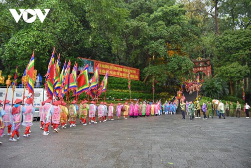 Chủ tịch nước Võ Văn Thưởng dẫn đầu đoàn dâng hương tưởng niệm các Vua Hùng - ảnh 9