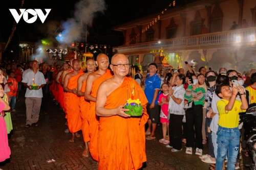 Lung linh sắc màu Lễ Pavāraṇā và thả đèn nước Lôy Prôtip của đồng bào Khmer - ảnh 19