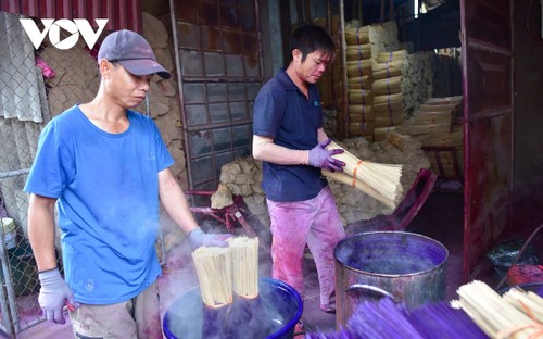 Làng hương Quảng Phú Cầu hối hả vào vụ Tết - ảnh 15