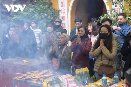 Người dân Thủ đô đi chùa cầu bình an sáng mùng 1 Tết - ảnh 13