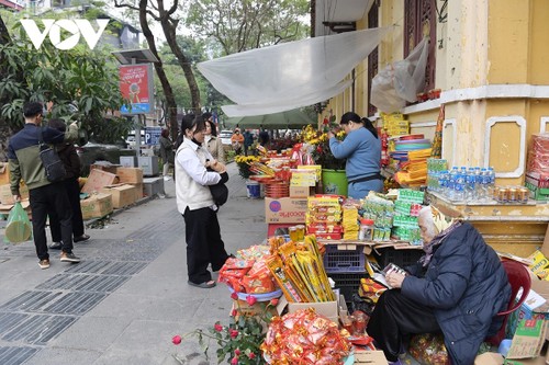 Người dân Thủ đô đi chùa cầu bình an sáng mùng 1 Tết - ảnh 15