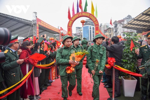 Thanh niên Hà Nội chia tay người thân lên đường nhập ngũ - ảnh 10