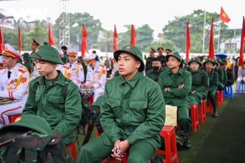 Thanh niên Hà Nội chia tay người thân lên đường nhập ngũ - ảnh 4