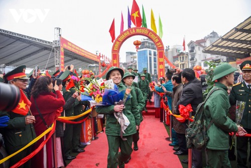 Thanh niên Hà Nội chia tay người thân lên đường nhập ngũ - ảnh 9