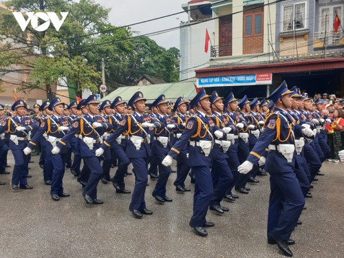 Hình ảnh các khối diễu binh, diễu hành trên đường phố Điện Biên Phủ - ảnh 4