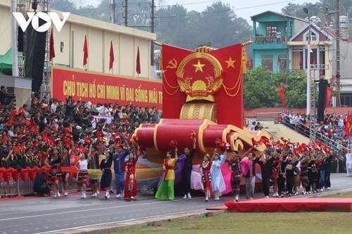 Hình ảnh diễu binh ấn tượng tại lễ kỷ niệm 70 năm Chiến thắng Điện Biên Phủ - ảnh 4