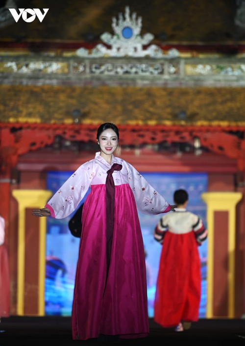 Trình diễn Áo dài Việt Nam - Hanbok Hàn Quốc bên bờ sông Hương - ảnh 8