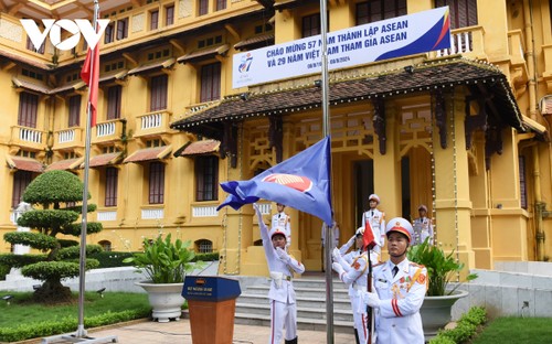 Toàn cảnh lễ thượng cờ kỷ niệm 57 năm ngày thành lập ASEAN - ảnh 6