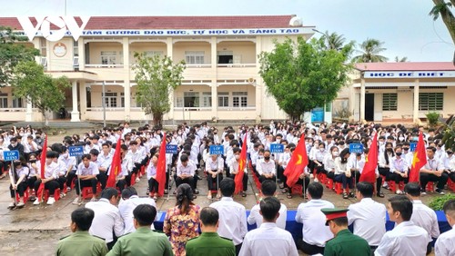 Học sinh cả nước tưng bừng khai giảng năm học mới - ảnh 20