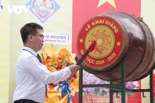 Học sinh cả nước tưng bừng khai giảng năm học mới - ảnh 24